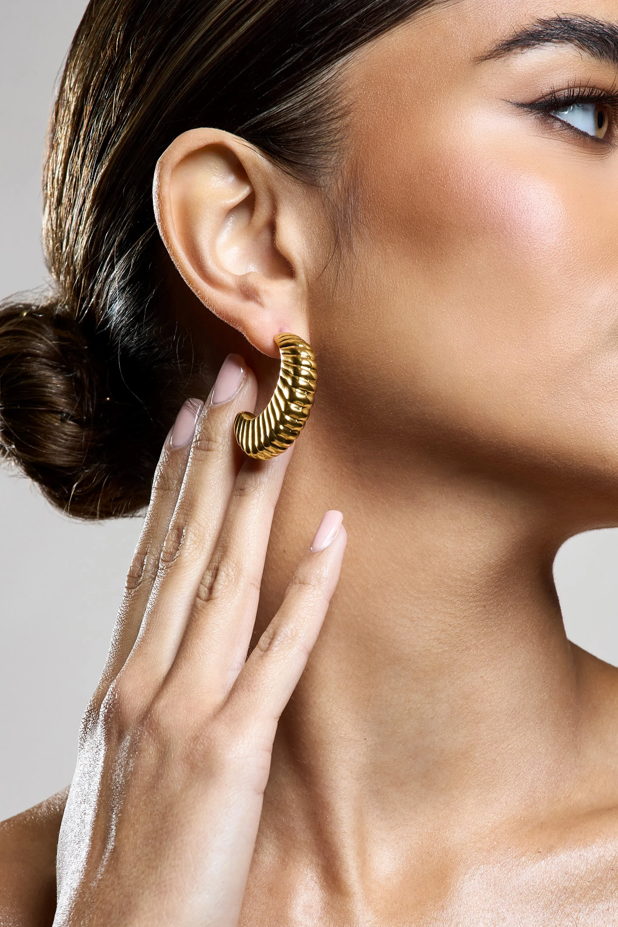 Eclat | Gold Ribbed Dangle Earrings Club L London