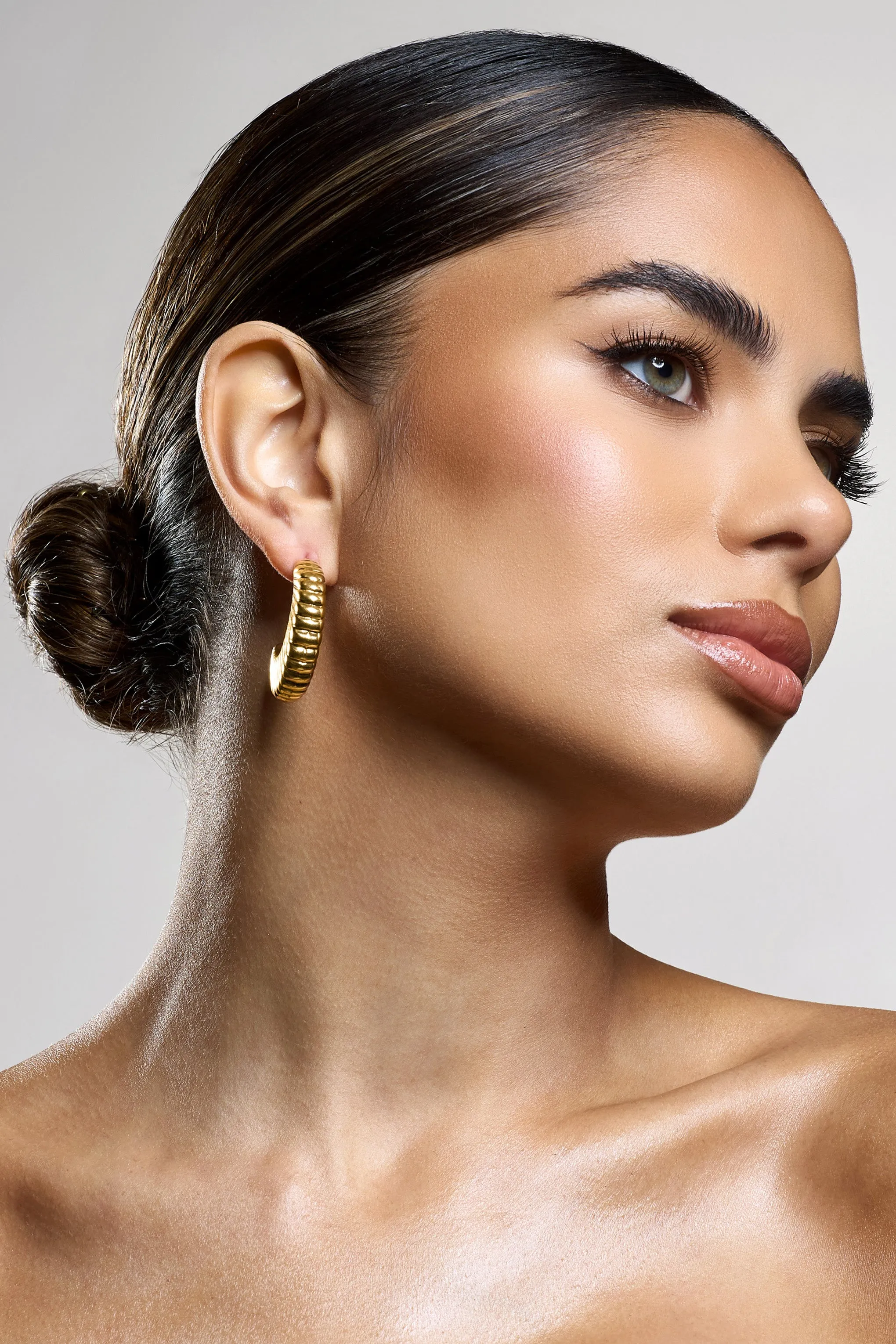 Eclat | Gold Ribbed Dangle Earrings Club L London