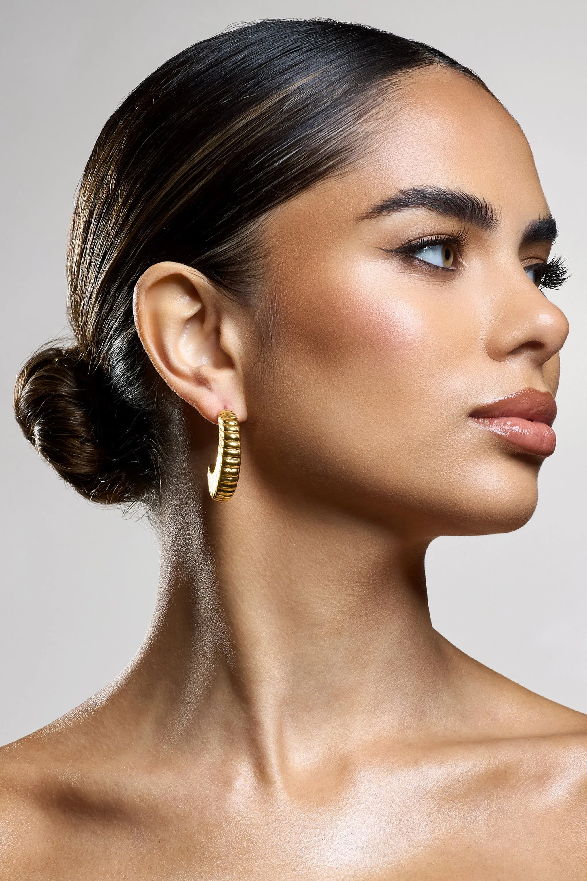 Eclat | Gold Ribbed Dangle Earrings Club L London